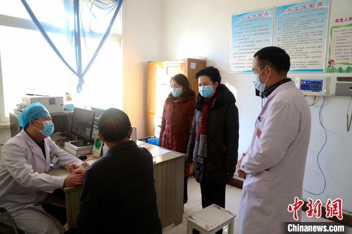 全國政協委員戴秀英：村醫越來越少，出路在哪？