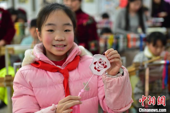 圖為一名小學生繡制的2022年北京冬奧會吉祥物“冰墩墩”形象。　喻云亮 攝