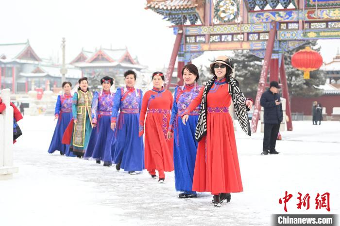 2月13日，老年人在呼和浩特市大召廣場拍照“打卡”。　劉文華 攝