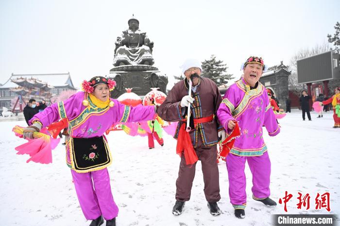 2月13日，秧歌隊在呼和浩特市大召廣場雪中起舞。　劉文華 攝
