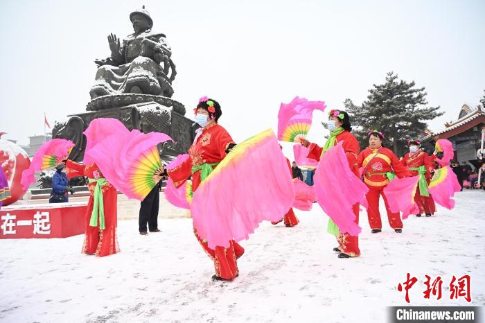 2月13日，秧歌隊在呼和浩特市大召廣場雪中起舞。　劉文華 攝