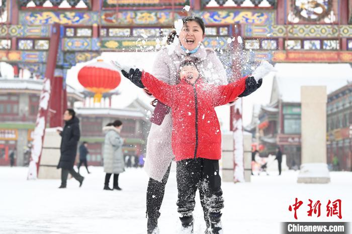 2月13日，家長與小朋友在呼和浩特市大召廣場享雪趣。　劉文華 攝