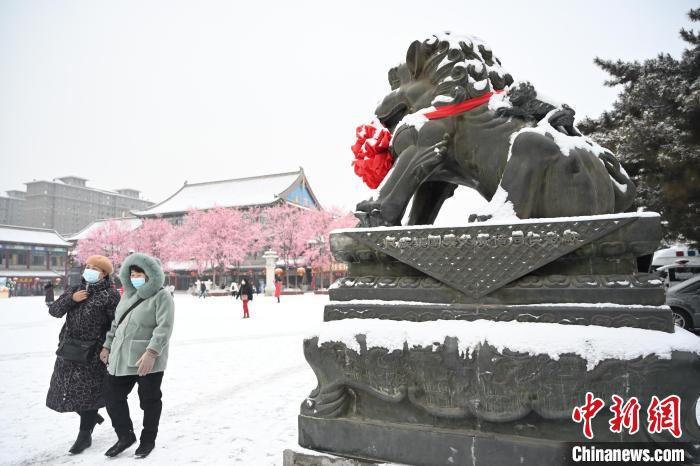 2月13日，民眾在呼和浩特市大召廣場雪中漫步。　劉文華 攝