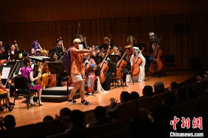 圖為樂(lè)團(tuán)指揮“龜仙人”。　西安交響樂(lè)團(tuán)供圖