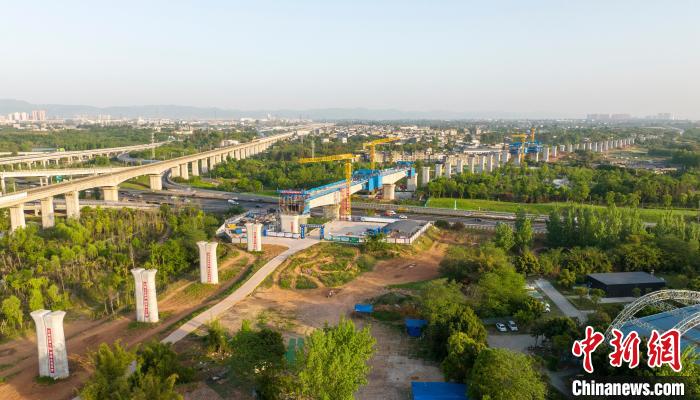 航拍正在建設的成都至自貢高速鐵路跨成都繞城高速公路連續梁施工現場。　劉忠俊 攝