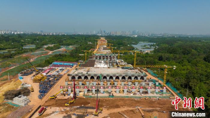 加緊施工建設的天府站多線橋。　劉忠俊 攝