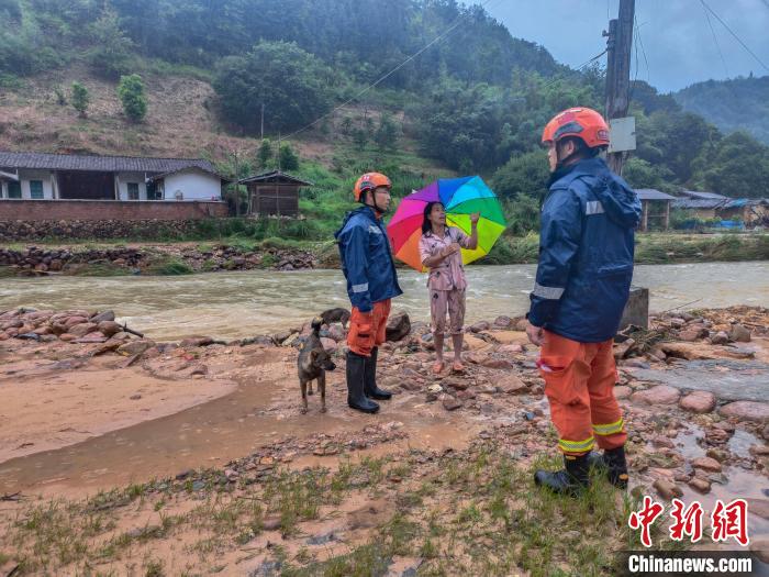 40名“火焰藍”冒雨挺進閩西失聯山村疏散轉移300余人
