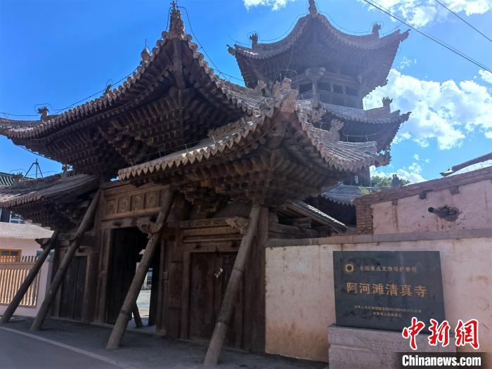 圖為集漢、藏、伊斯蘭風(fēng)格于一體的700年歷史的全國重點保護文物——阿河灘清真寺。　張海雯 攝