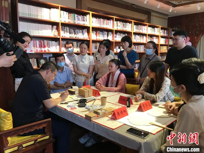 9月14日，“月動臨秋扇”中華傳統文化沉浸式體驗活動在北京紀曉嵐故居舉辦。 陳建新 攝 陳建新 攝