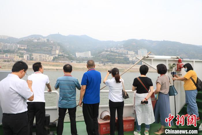 重慶市政協(xié)“同心聚力巴渝行”主題采訪團15日走進奉節(jié)，了解當(dāng)?shù)卣f(xié)委員護江成效。　梁欽卿 攝