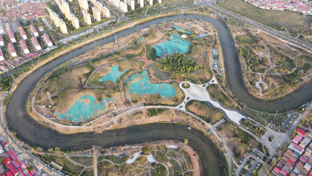 　圖為4月30日拍攝的河北滄州市區的大運河“Ω”形河道。新華社發(傅新春 攝)