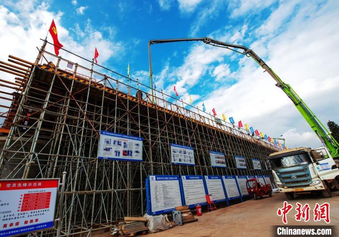 圖為渝昆高鐵云南段境內(nèi)首座大橋連續(xù)梁混凝土澆筑施工現(xiàn)場。　何呂鵬 攝