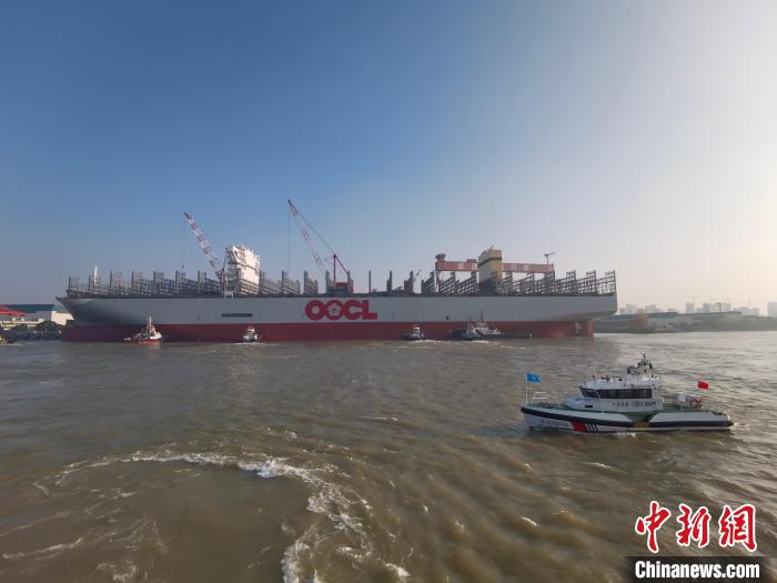 海巡艇在現(xiàn)場(chǎng)引導(dǎo)水上交通。　南通海事局供圖