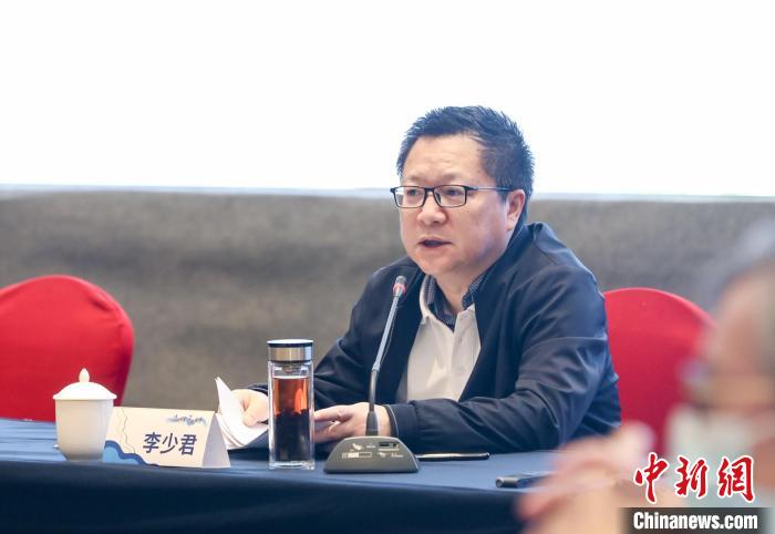 《詩刊》社主編李少君發(fā)言?！∠计挚h融媒體中心 供圖