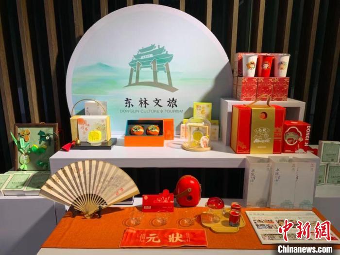 發展論壇現場展出的無錫城市文創作品?！O權 攝