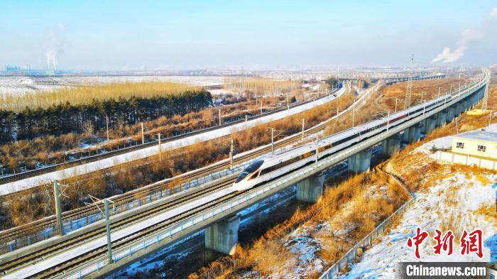 動車組列車在運(yùn)行中。　哈鐵提供
