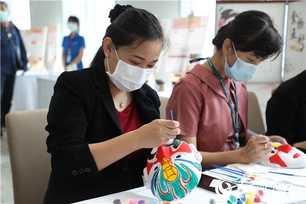 展覽會現場，泰國民眾體驗畫臉譜。人民網記者 趙益普攝
