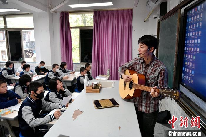 圖為3月16日，張家豪在福建福州延安中學教學。 <a target='_blank' href='/'><p  align=