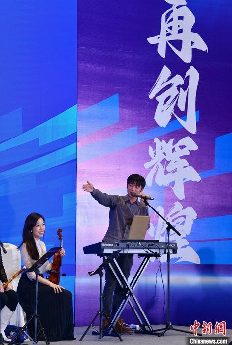 圖為3月9日，福建福州，張家豪(右)與林佳臻在臺上演出。 <a target='_blank' href='/'><p  align=