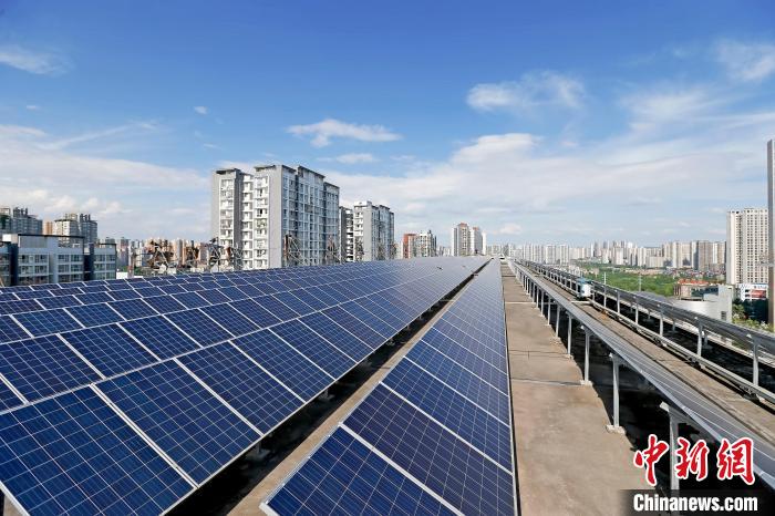 圖為輝騰能源在重慶市九龍坡區留學生創業園屋頂建設的光伏發電示范項目。　受訪企業供圖