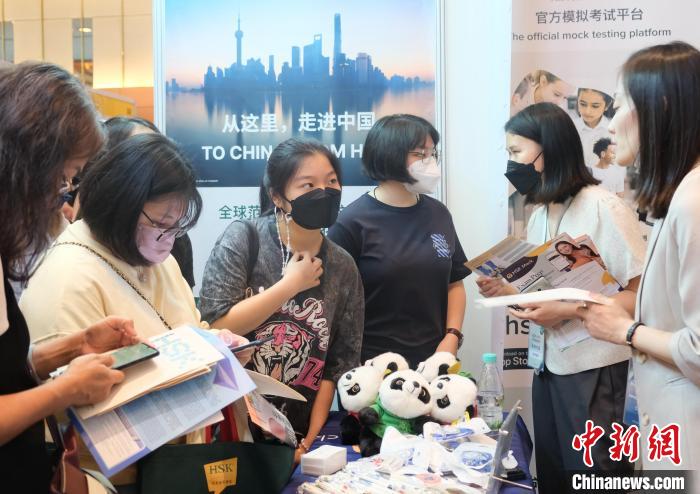 HSK中國漢語水平考試吸引當地民眾和學子了解 陳悅 攝