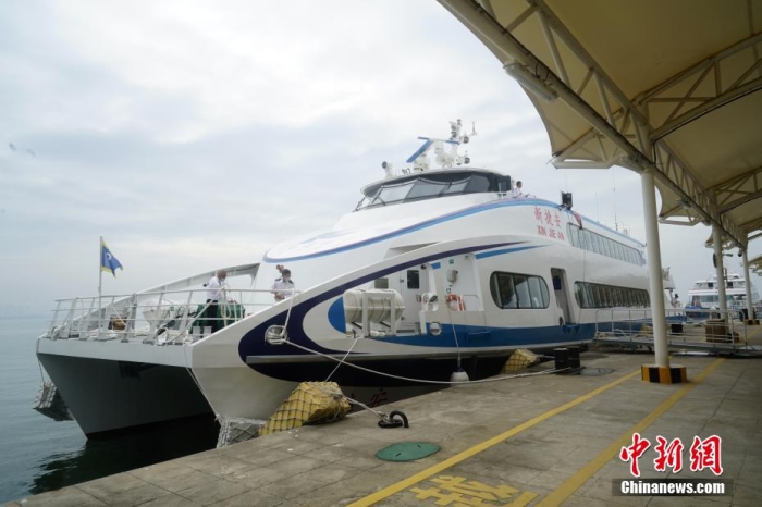 5月3日，“新捷安”輪載著157名乘客從廈門啟航前往金門，這是“新捷安”輪入列廈金航線后的首個航班。廈門海事局執(zhí)法人員對船舶進(jìn)行了全面的開航前檢查，確保首航安全?！靶陆莅病陛喛傞L43米、船寬10.5米、型深3.61米，載客量350人，是現(xiàn)有廈金客運(yùn)航線參營客船中載客定額最大的雙體穿浪高速客船，用以替換原有的“捷安”輪。福建海事 供圖