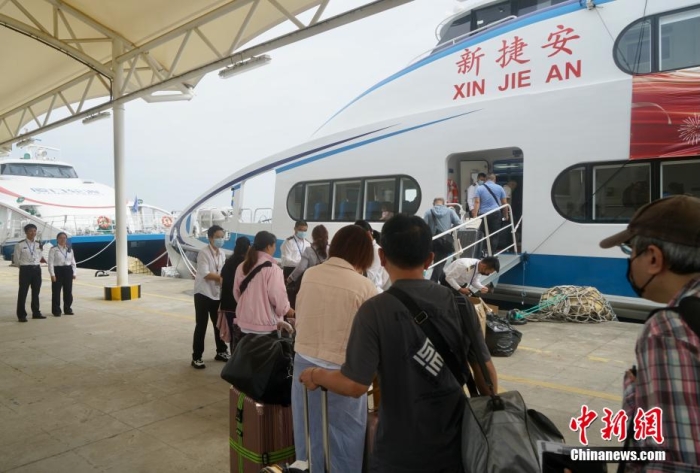 圖為乘客登船準(zhǔn)備從廈門啟航前往金門。福建海事 供圖