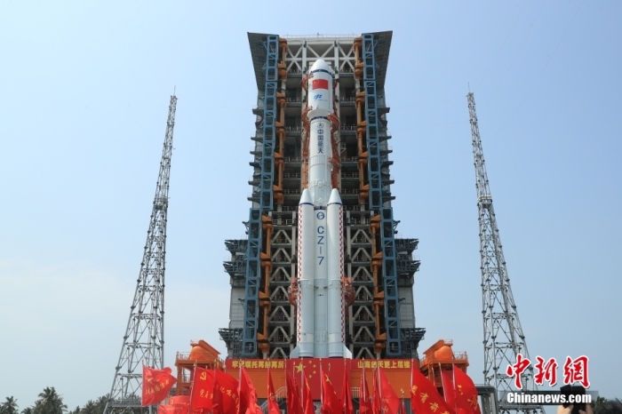圖為轉運現場。攝影 邱立軍 黃國暢