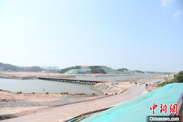 圖為平陸運河青年樞紐工程項目現(xiàn)場?！×趾?攝