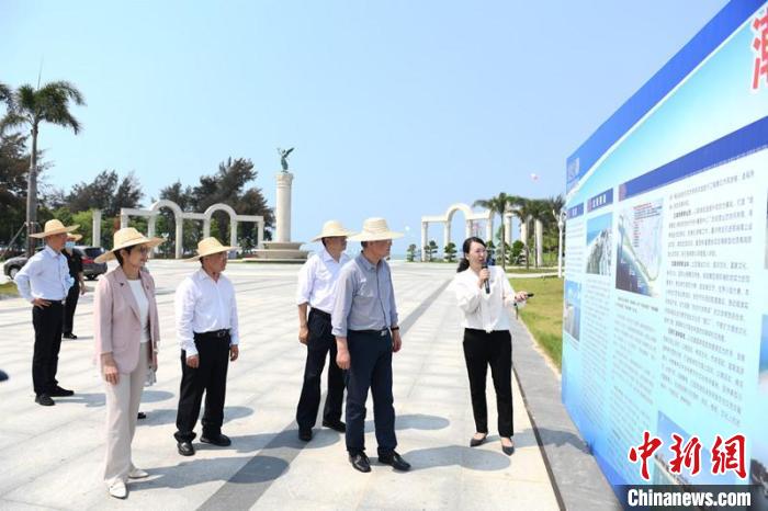圖為蔡達峰一行了解北海銀灘景區(qū)改造提升工程情況?！×趾?攝