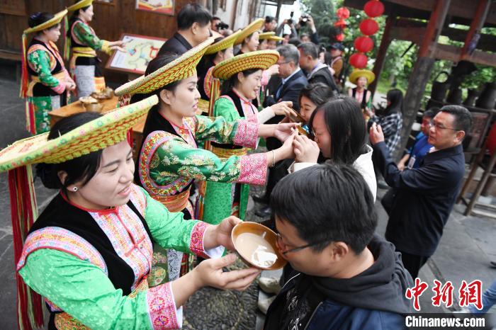 楓香瑤寨村民用攔門酒熱情迎接客人。　楊華峰 攝