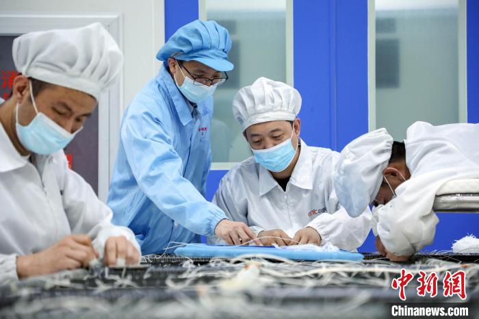 中國電科研究人員開展半剛性太陽電池陣相關研究測試。　中國電科 供圖