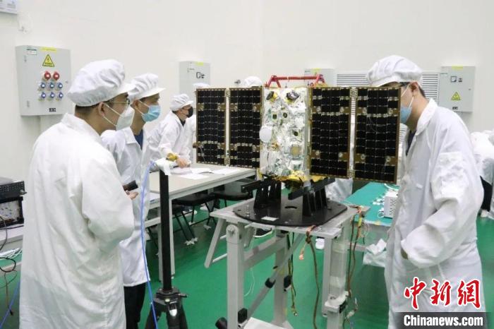 圖為大連1號—連理衛星試驗中?！〈筮B理工大學供圖
