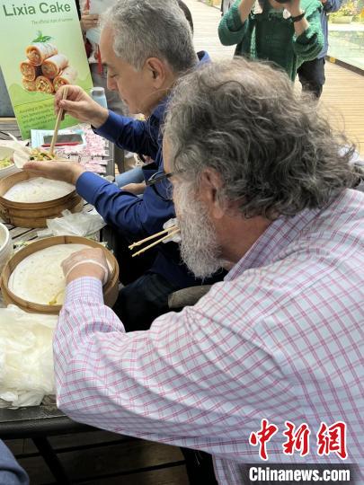 外交官們體驗(yàn)做立夏餅。　華東師范大學(xué)供圖