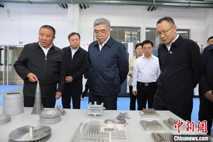 民進中央常務副主席朱永新率調研組赴四川開展重點考察調研。圖為在四川工程職業技術學院考察調研。　民進中央供圖