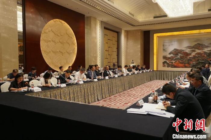 民進中央主席蔡達峰近日率調研組赴江蘇開展重點考察調研。圖為在調研座談會現場。　民進中央供圖