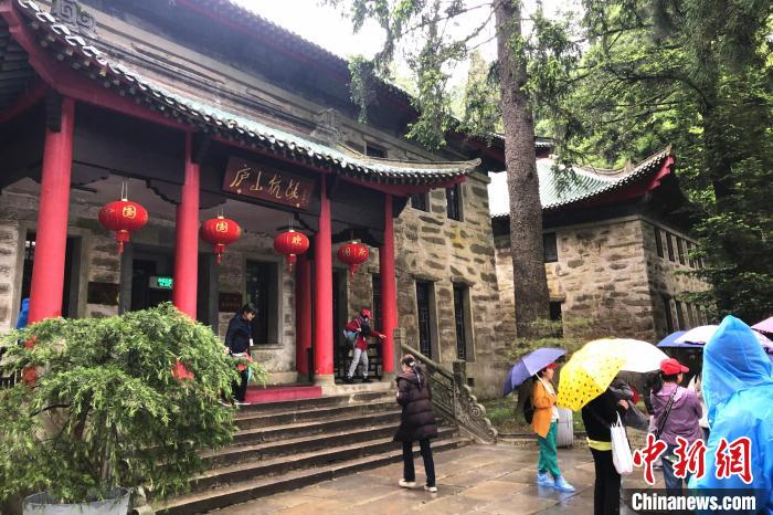 圖為在廬山抗戰博物館外，有不少等待參觀的游客。　吳鵬泉 攝