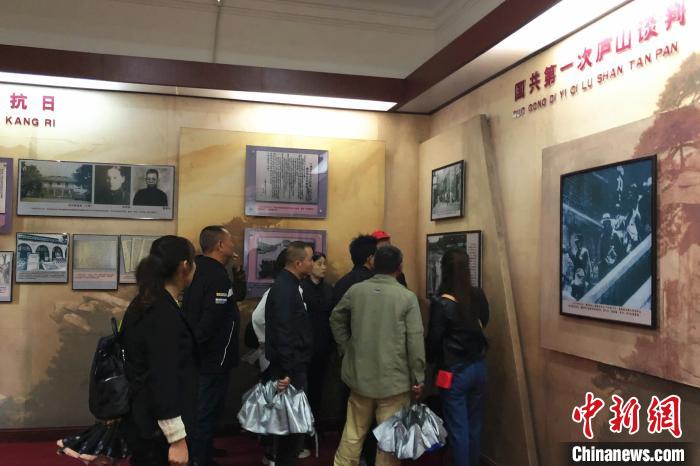 圖為游客在廬山抗戰博物館內參觀。　吳鵬泉 攝
