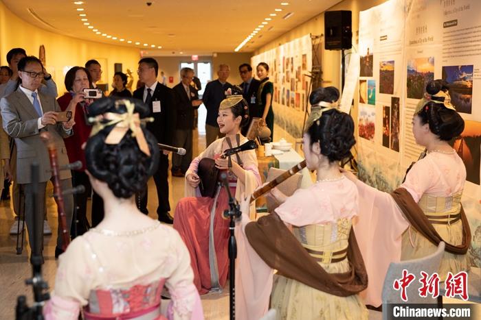 當(dāng)?shù)貢r(shí)間5月19日，中國常駐聯(lián)合國代表團(tuán)、中國文化和旅游部、泉州市人民政府在紐約聯(lián)合國總部聯(lián)合舉辦“茶和天下·雅集”主題展覽和招待會。圖為展覽現(xiàn)場泉州南音表演。 <a target='_blank' href='/' _fcksavedurl='/'><p  align=