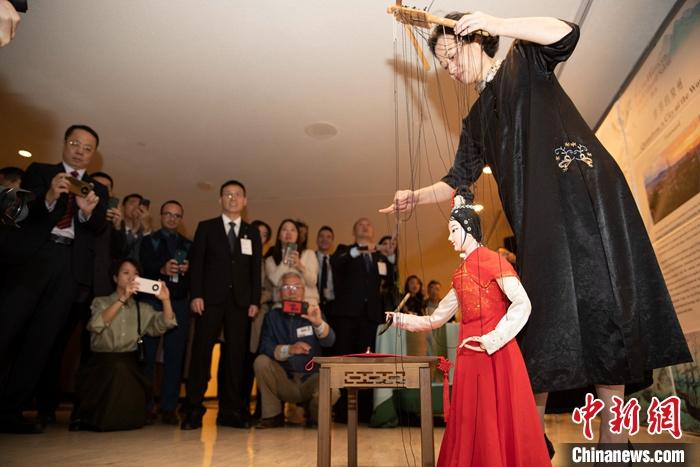 當(dāng)?shù)貢r(shí)間5月19日，中國常駐聯(lián)合國代表團(tuán)、中國文化和旅游部、泉州市人民政府在紐約聯(lián)合國總部聯(lián)合舉辦“茶和天下·雅集”主題展覽和招待會。圖為展覽表演泉州提線木偶寫書法。 <a target='_blank' href='/' _fcksavedurl='/'><p  align=
