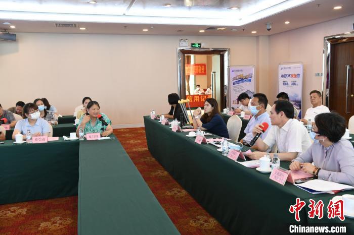 圖為中國銀行廣西分行代表在回應桂林歸義生態農業有限公司總經理夏月紅的貸款需求。　蔣雪林 攝