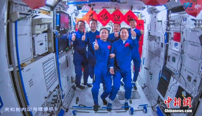 圖為神舟十五號航天員乘組與神舟十六號航天員乘組“全家?！薄Ｖ袊d人航天工程辦公室 供圖
