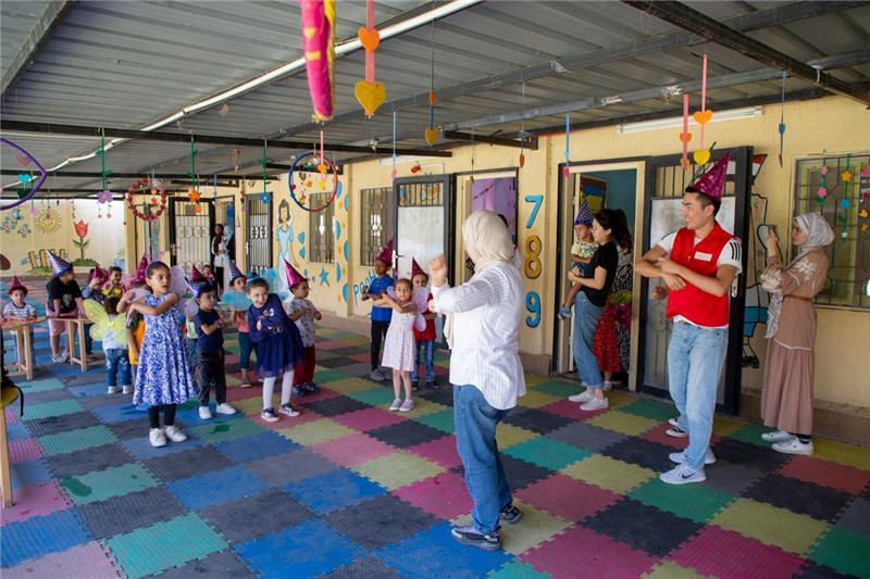 圖為中埃青年志愿者在埃及新開羅幼兒園開展“志愿服務伴成長，中埃攜手慶六一”活動。中建埃及分公司供圖