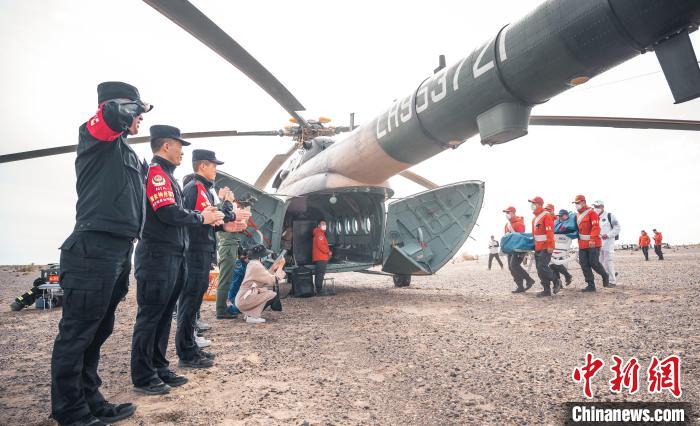 圖為阿拉善邊境管理支隊民警目送航天員登機離開。　曠靖 攝