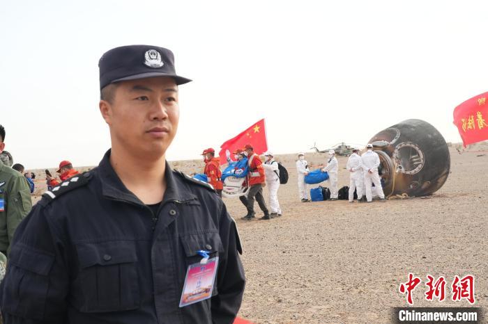 圖為阿拉善邊境管理支隊民警在著陸場開展安保工作。　張杰 攝