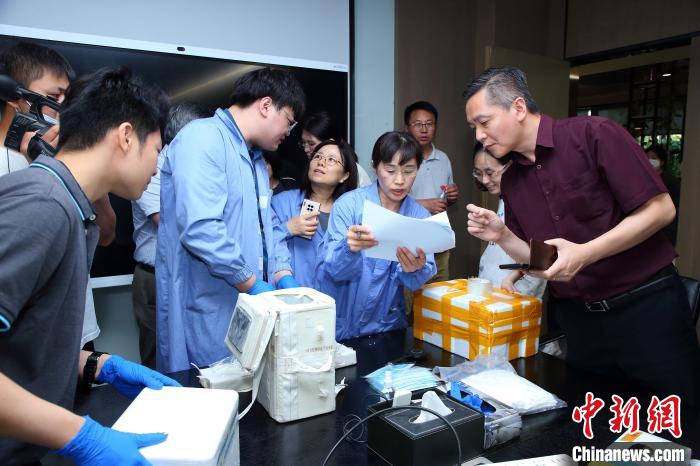 科研人員清點(diǎn)、查看隨神舟十五號(hào)返回地面的空間科學(xué)實(shí)驗(yàn)樣品?！≈锌圃嚎臻g應(yīng)用中心 供圖