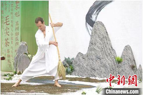 圖為《信陽(yáng)毛尖·茶舞》沉浸式藝術(shù)表演。　信陽(yáng)市委宣傳部供圖