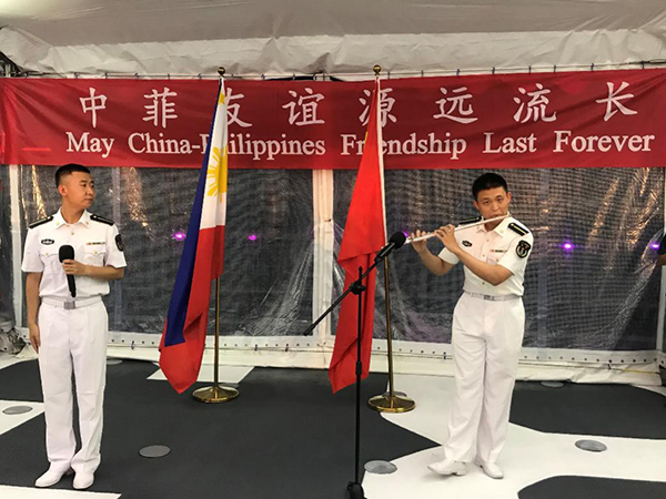 艦上官兵表演歌舞、民樂、武術(shù)等節(jié)目。中國駐菲律賓大使館供圖