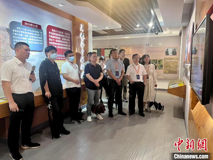 與會(huì)人員在后陳村走訪。　董易鑫 攝