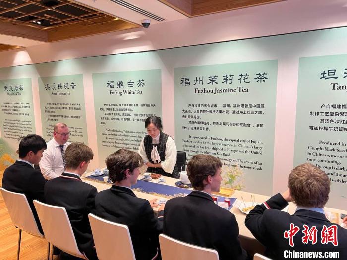 澳大利亞悉尼中學(xué)生參加“茶和天下”雅集文化體驗(yàn)活動。　顧時(shí)宏 攝